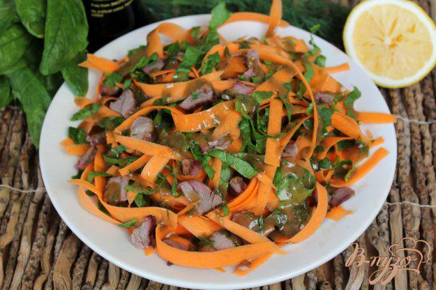 фото рецепта: Морковный салат с бужениной и горчичным соусом.