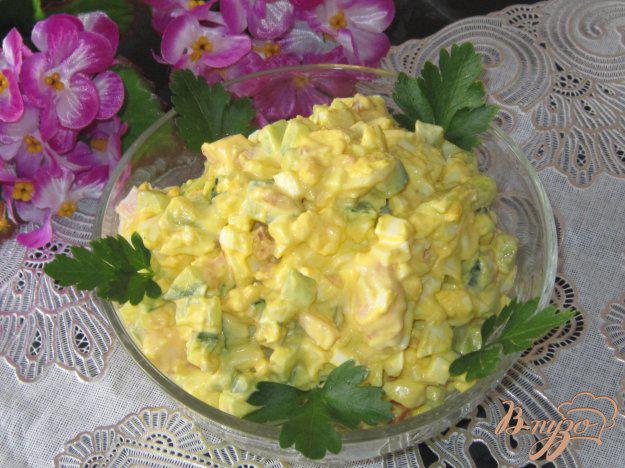 фото рецепта: Салат яичный с огурцом и копченым окорочком