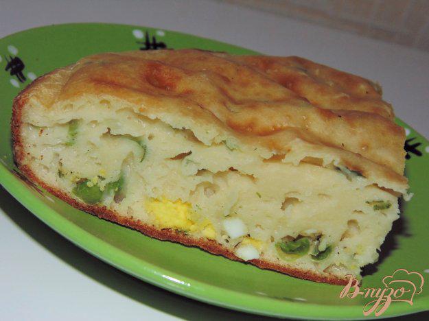 фото рецепта: Заливной пирог с начинкой из яиц и зеленого горошка