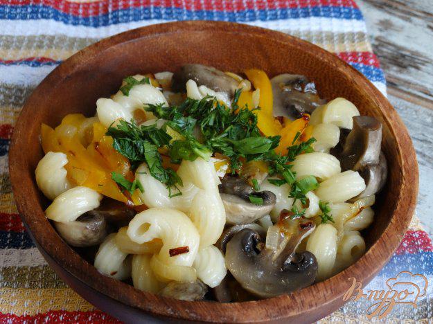 фото рецепта: Теплый салат с пастой и маринованными грибами
