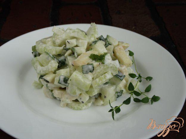 фото рецепта: Салат с сельдереем и яблоком
