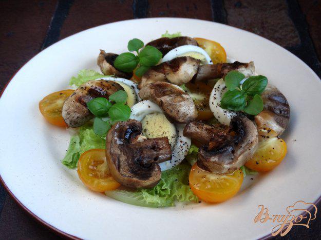 фото рецепта: Салат с грибами-гриль, яйцом и черри