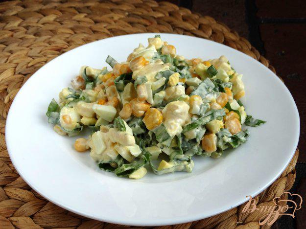 фото рецепта: Салат с кукурузой и черемшой