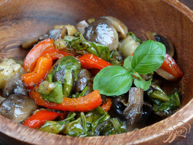 фото рецепта: Теплый салат с грибами, баклажанами и щавелем