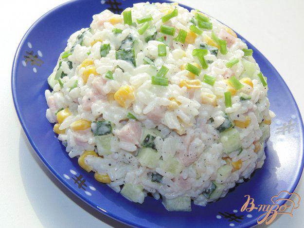 фото рецепта: Салат из риса с ветчиной и огурцом