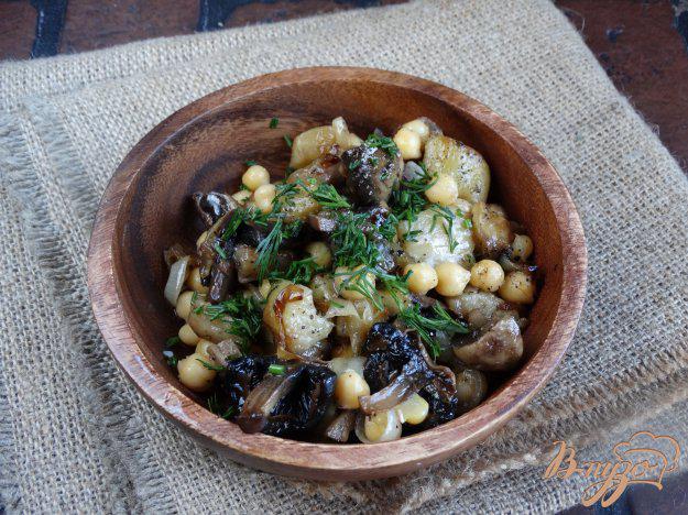 фото рецепта: Теплый салат с баклажанами, грибами и нутом