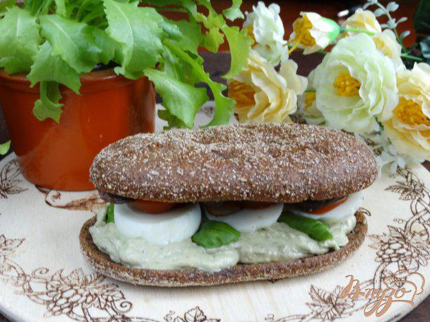 фото рецепта: Сандвич с авокадо-соусом, яйцом, грибами