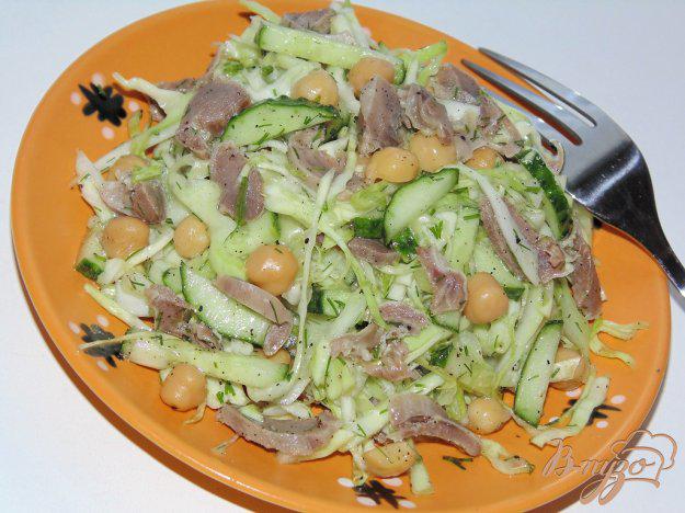 фото рецепта: Салат из молодой капусты с куриными желудками и нутом