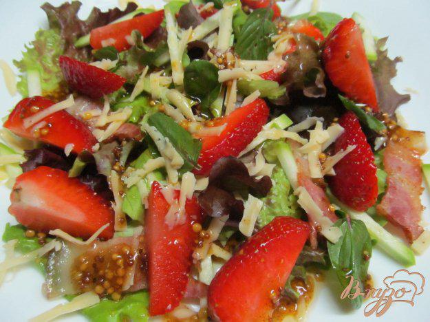 фото рецепта: Салат из клубники с беконом и кабачком