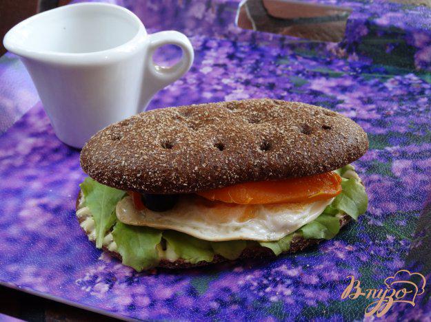 фото рецепта: Сандвич с яйцом и печеным перцем