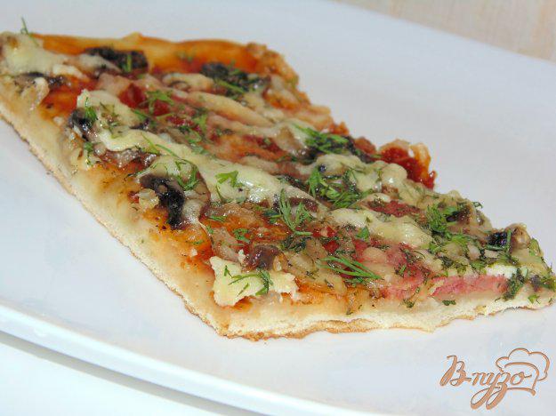 фото рецепта: Пицца с копченой колбасой и шампиньонами