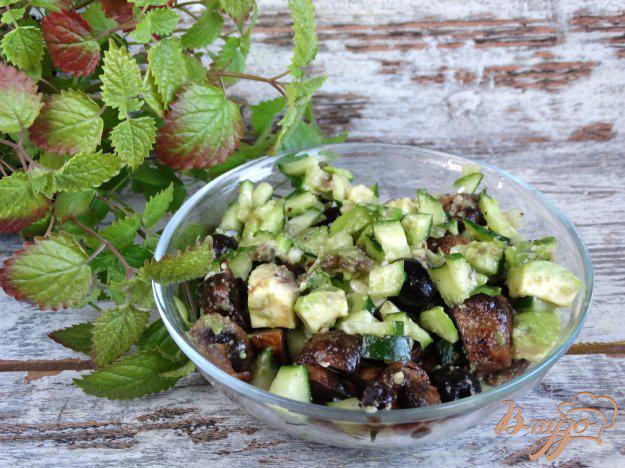 фото рецепта: Салат с авокадо и маринованными шампиньонами