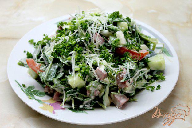 фото рецепта: Салат с листьями, моцареллой и копченой колбасой