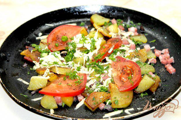 фото рецепта: Горячая сковорода с картофелем, колбасой и овощами под сыром