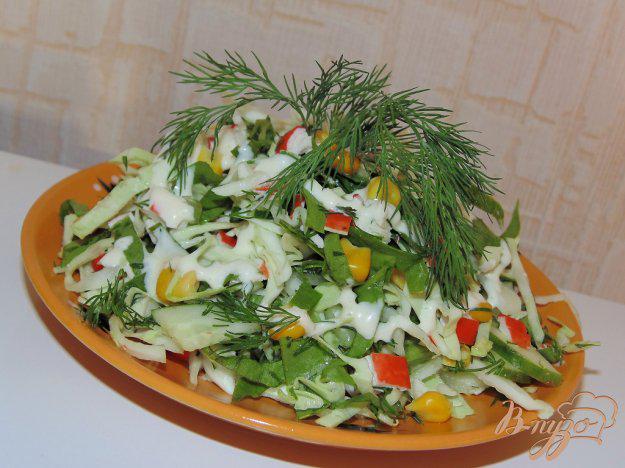 фото рецепта: Салат со свежим шпинатом и крабовыми палочками