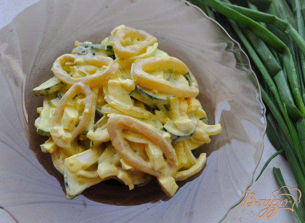 фото рецепта: Салат с кальмаром , огурцом и маринованным луком