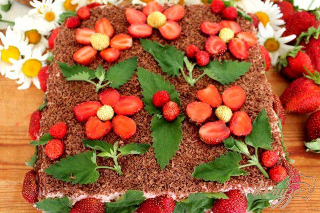фото рецепта: Творожный торт без выпечки с клубникой и мелиссой