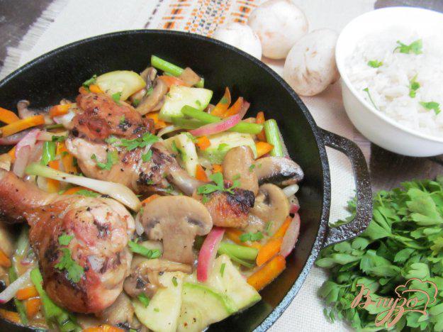 фото рецепта: Куриные ножки с овощами и рисом