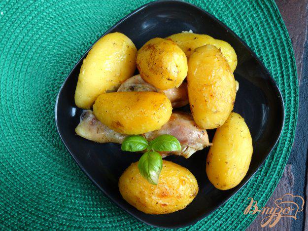 фото рецепта: Молодой картофель запеченный с курицей