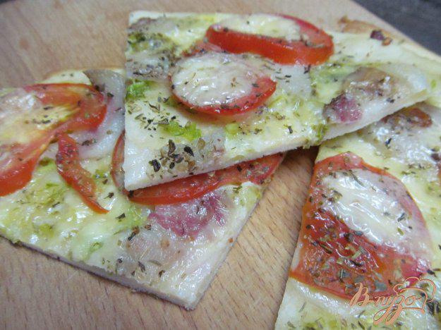 фото рецепта: Чесночная пицца с помидором и беконом