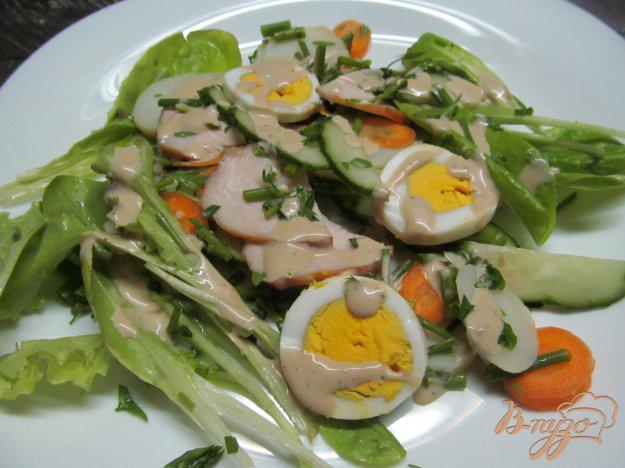 фото рецепта: Салат из молодых овощей и яйцом