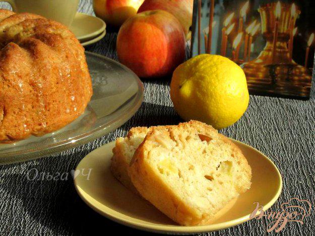 фото рецепта: Шарлотка с яблоками в лимонной глазури