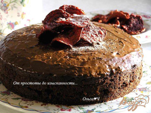 фото рецепта: Шоколадный свекольный торт с чипсами
