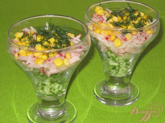 фото рецепта: Слоеный салат с ветчиной, огурцом и редисом