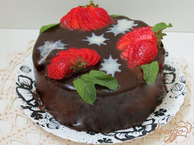 фото рецепта: Творожно-сметанный торт с клубникой  ( без выпечки)