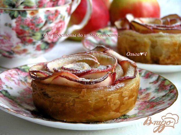 фото рецепта: Слоеные булочки «Яблочные розы»