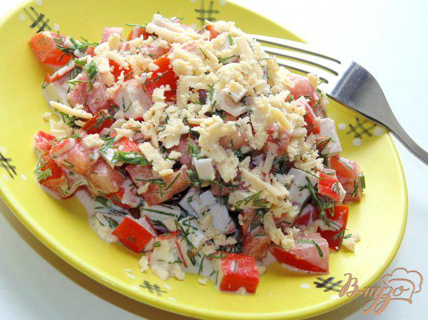 фото рецепта: Салат из помидоров с крабовыми палочками и сыром