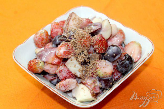фото рецепта: Фруктовый салат с черешней, клубникой и персиками