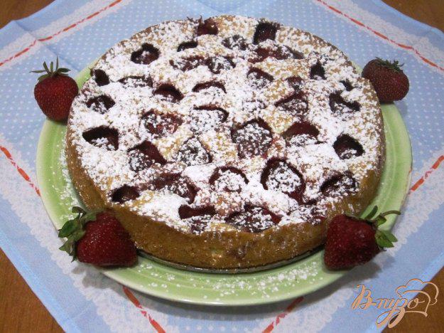 фото рецепта: Ванильный пирог с клубникой