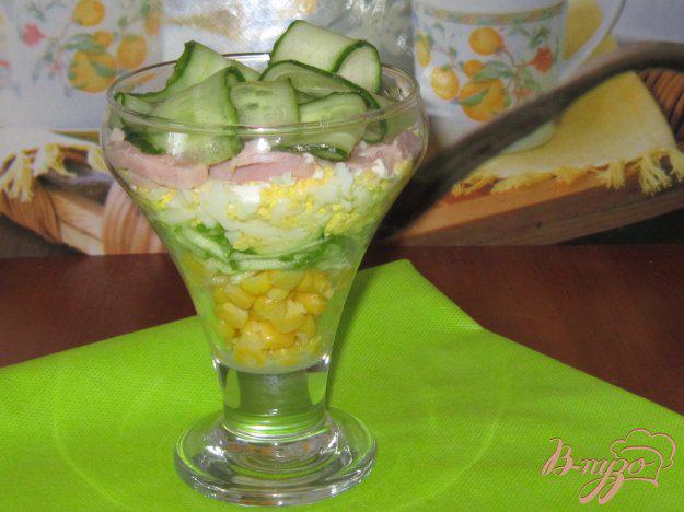 фото рецепта: Слоеный салат с ветчиной огурцом и кукурузой