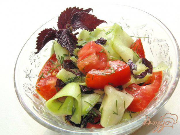 фото рецепта: Салат из сырого кабачка и помидора