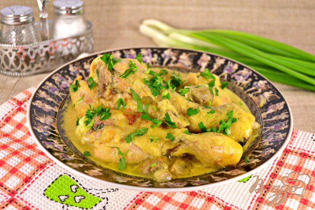 фото рецепта: Курица с грибами в сметанно-луковом соусе в мультиварке
