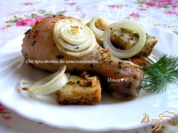 фото рецепта: Куриные голени, запеченные с хлебом