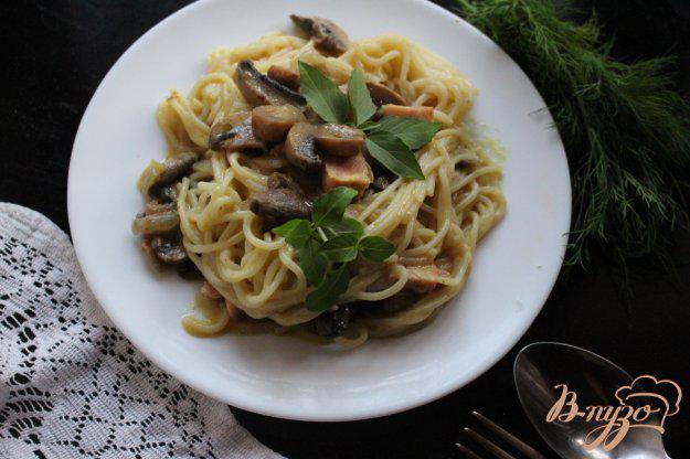 фото рецепта: Спагетти с грибами и ветчиной