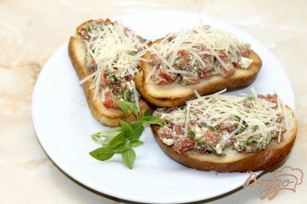 фото рецепта: Гренки с сыром фета и помидорами с базиликом