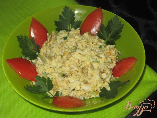 фото рецепта: Салат из копченой мойвы с яйцами и огурцом