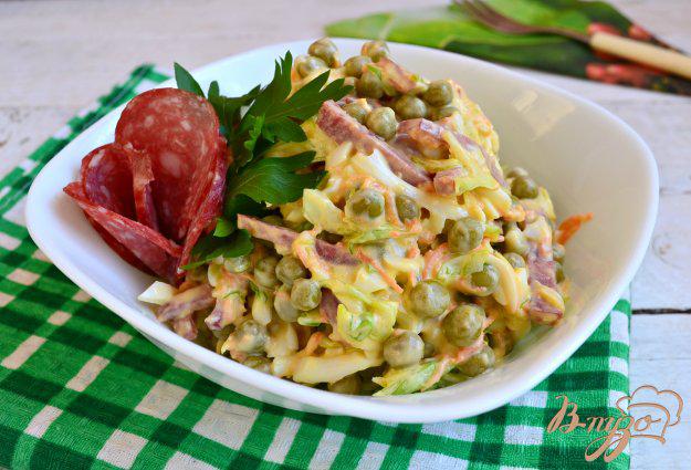 фото рецепта: Салат из капусты с горошком и копченой колбасой