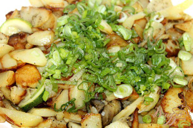 фото рецепта: Жаренный молодой картофель с кабачками, баклажанами и перцем