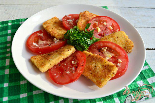 фото рецепта: Закуска из жареной брынзы и свежих помидоров