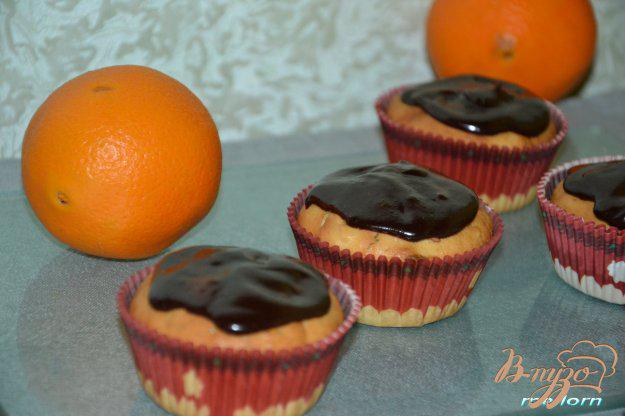 фото рецепта: Апельсиновые кексы с шоколадной глазурью