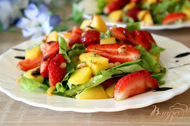 фото рецепта: Салат с манго и клубникой
