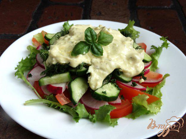 фото рецепта: Овощной салат с заправкой из йогурта и вареного желтка