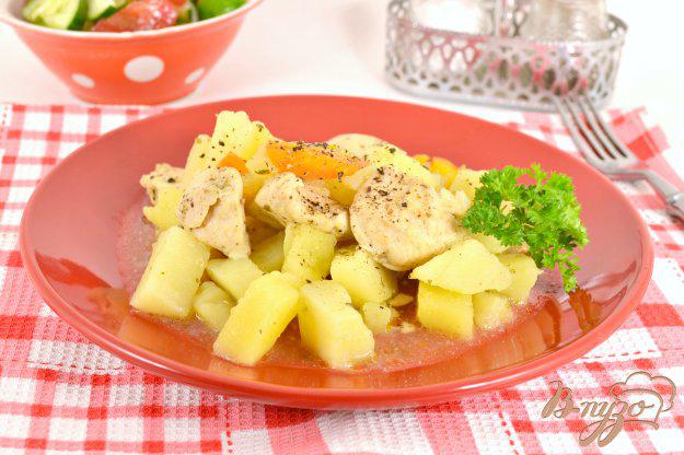 фото рецепта: Картофель тушеный с куриным филе в мультиварке