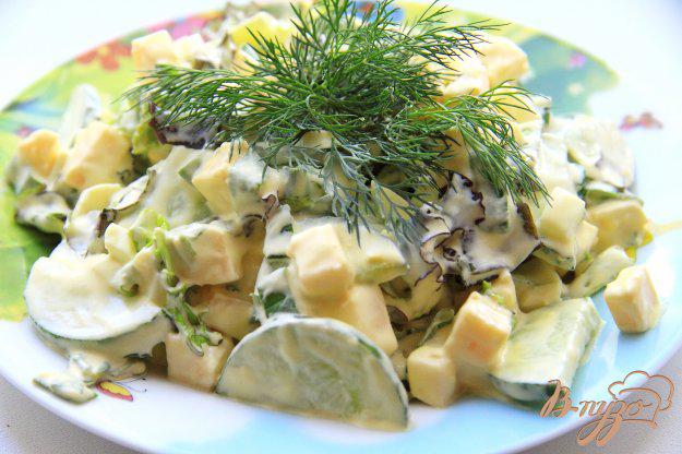 фото рецепта: Салат со свежими огурцами, яйцами и сыром