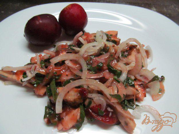 фото рецепта: Салат из сливы с копченым мясом