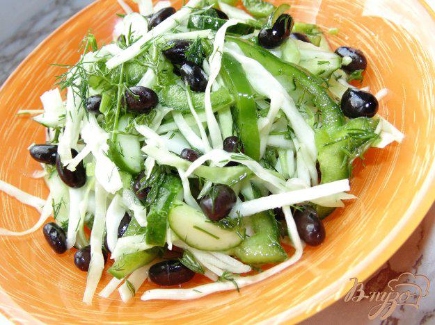 фото рецепта: Капустный салат с болгарским перцем и черной фасолью